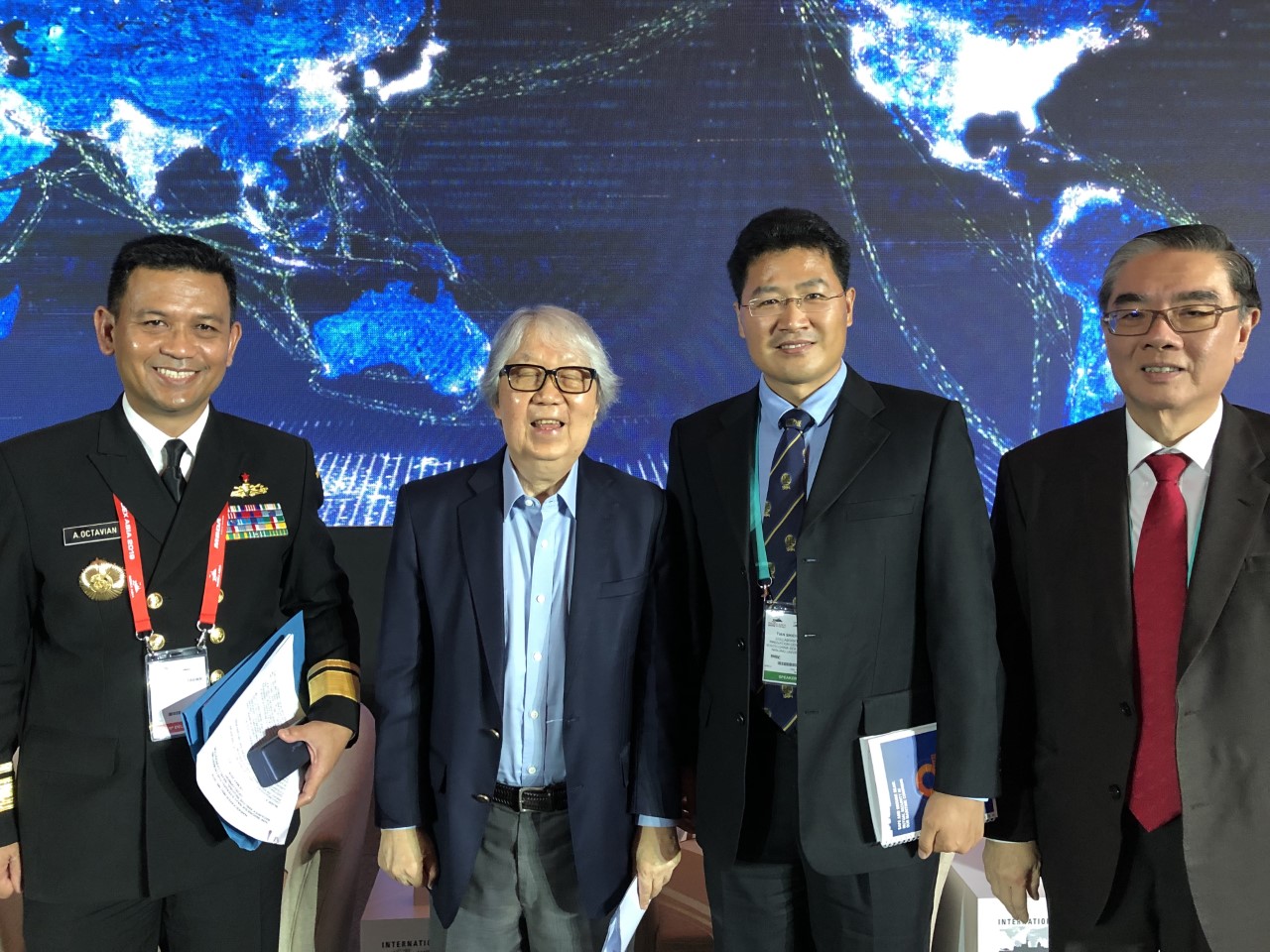 八一建军节向军人们致敬人民网,八一建军节致敬永不褪色的军魂