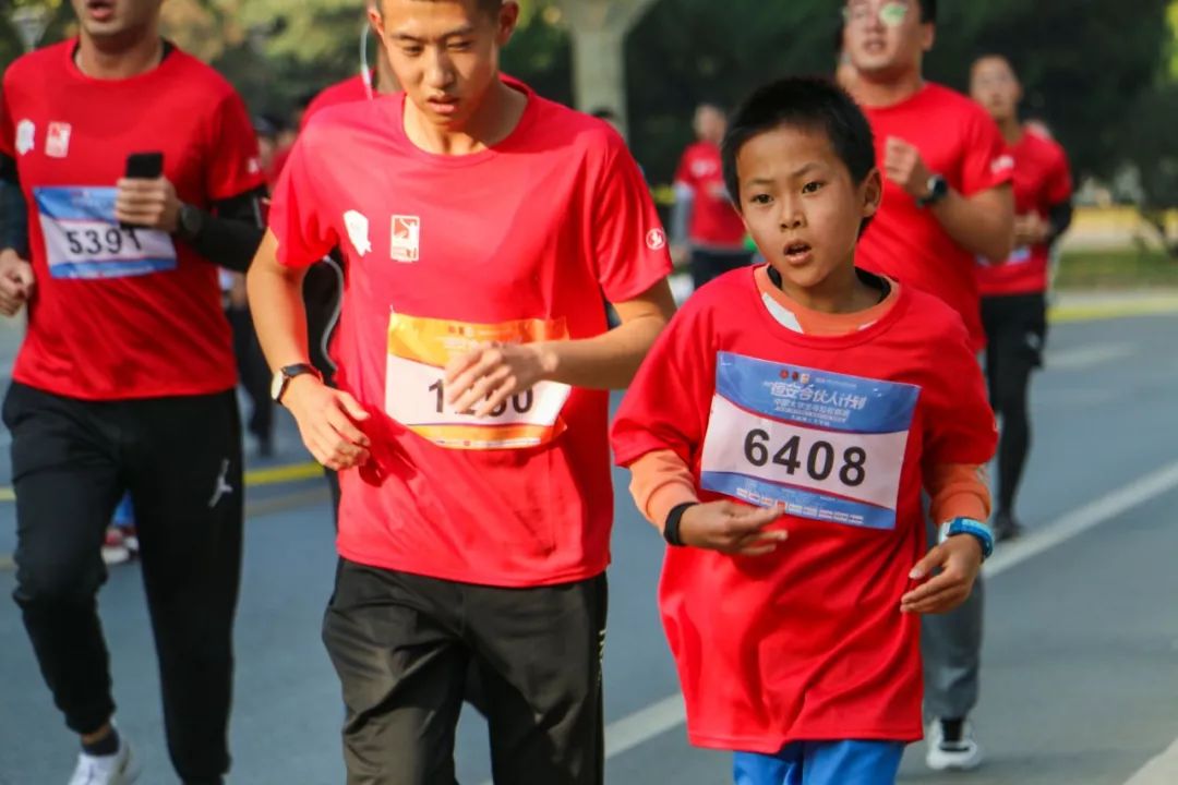 马拉松燃情开跑,2023半程马拉松鸣枪开跑