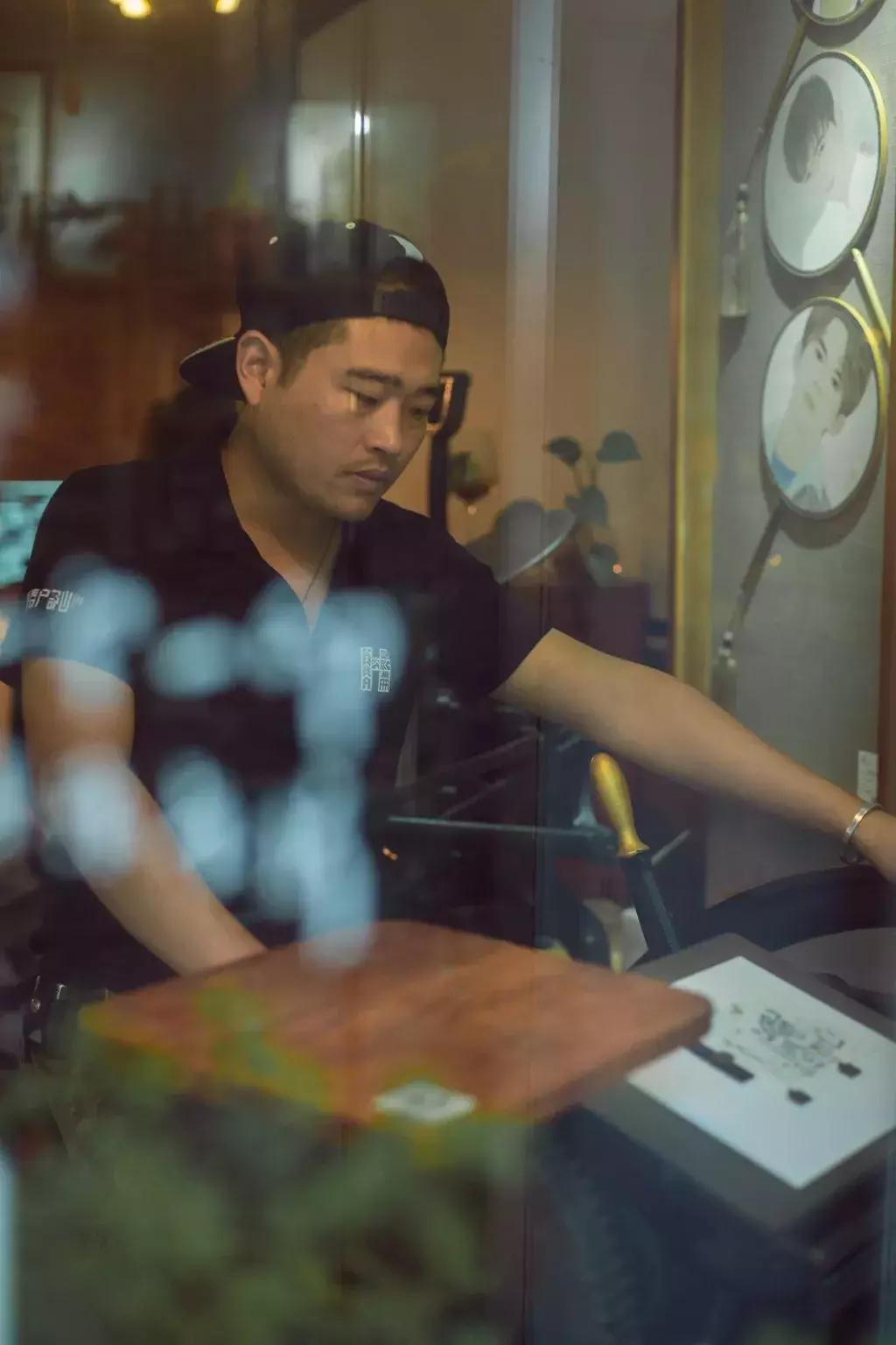 独此一家,机器跨越百年,户部山上的这家小店印出家乡生活的墨迹