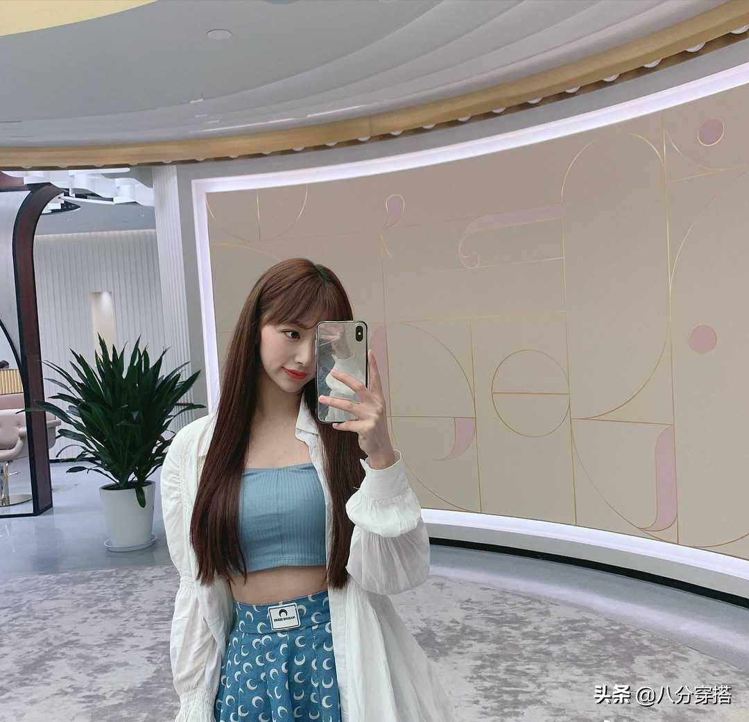 孔雪儿的穿搭胆大！白色T恤搭配运动裤，帅气风格让人心动