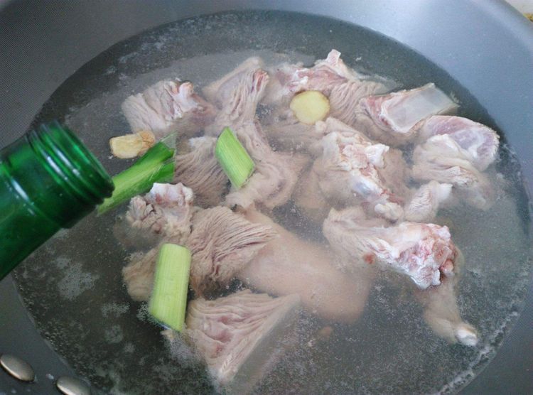 做排骨汤排骨不焯水,做排骨汤不放调料吗