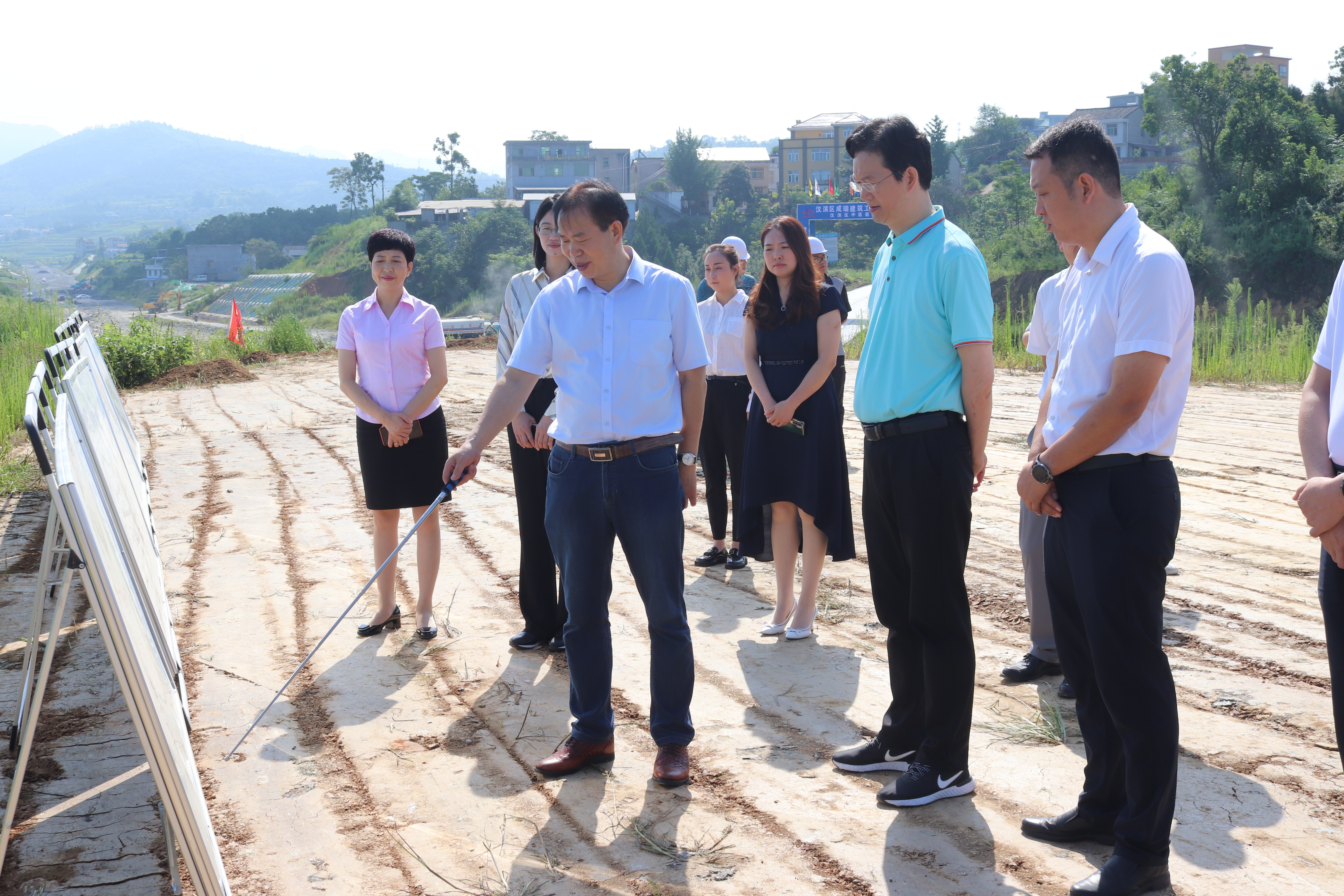 石宏调研汉滨经济社会发展和依法治区工作