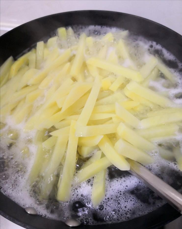 自己在家炸薯条怎么操作,教你在家炸薯条干净卫生又好吃