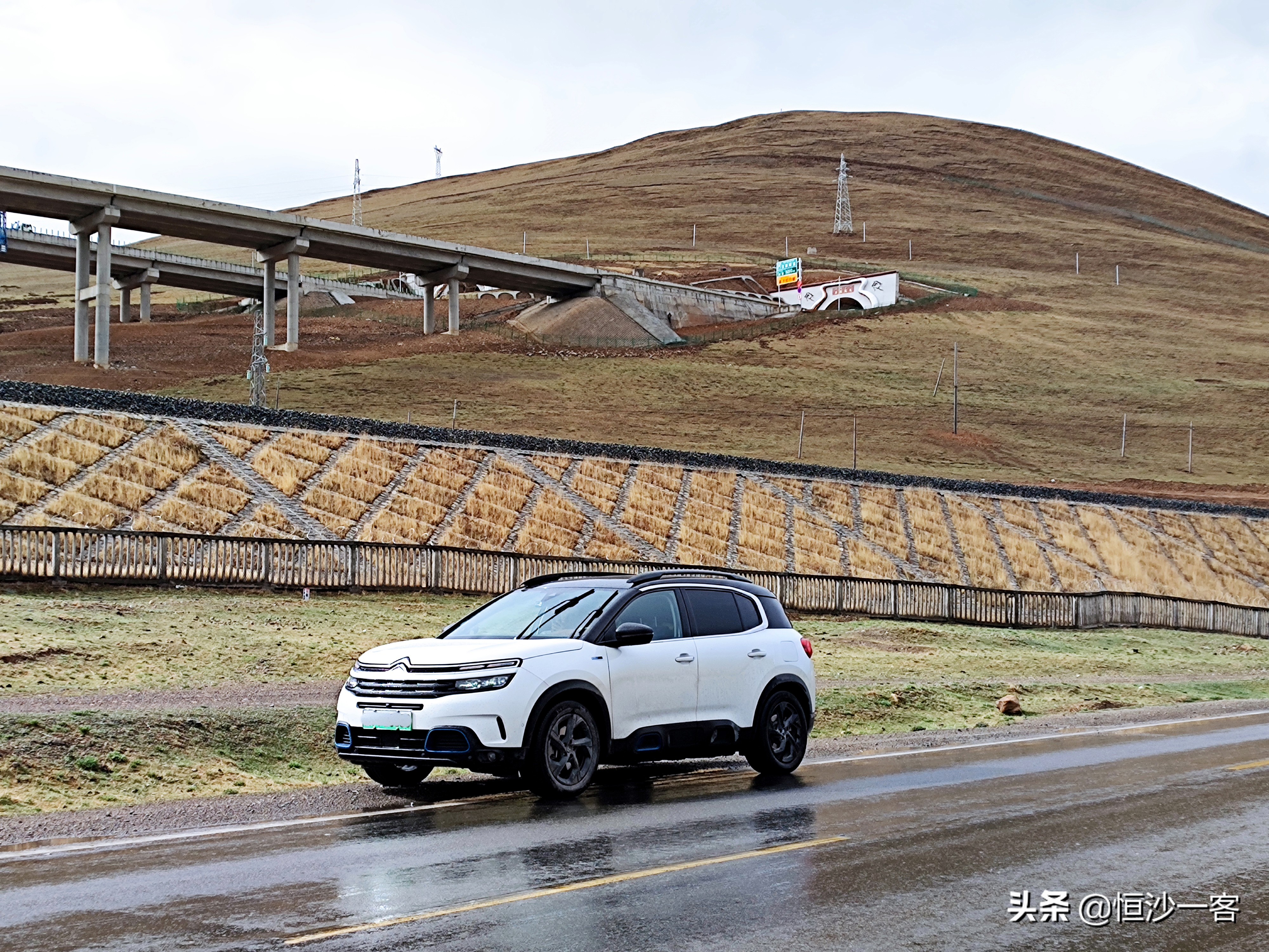 在唐古拉山口上，伸手把天抓，体验生命活力，进行精神探索