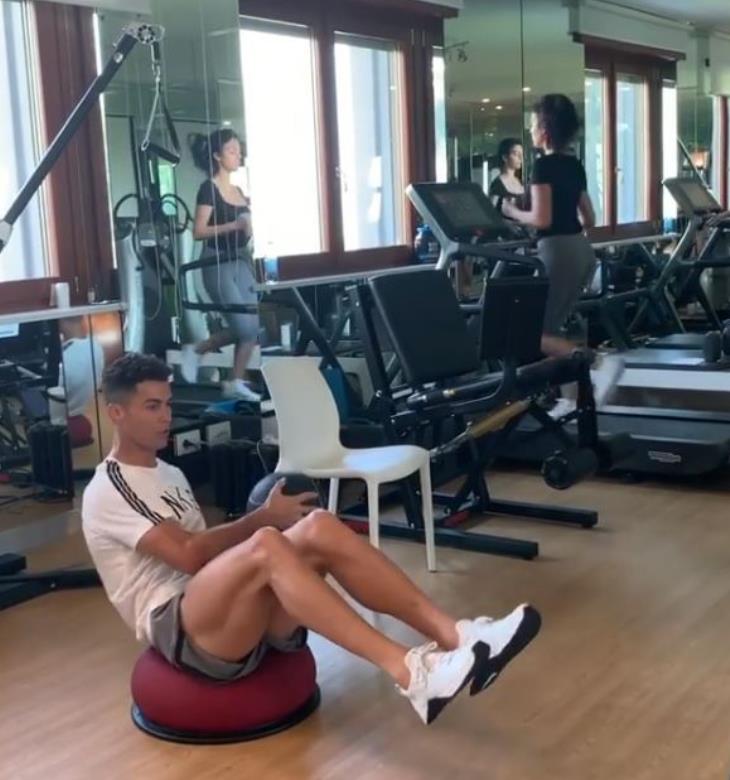 c罗确诊新冠后首次露面,c罗疫情居家锻炼