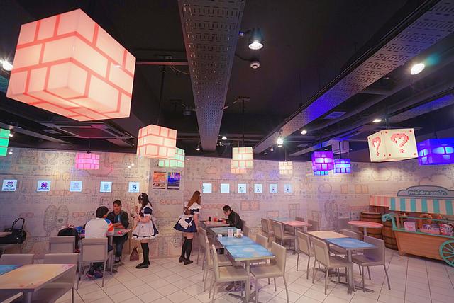 实拍日本大阪“女仆店”，满满可爱风，美少女跪在地上为客人服务