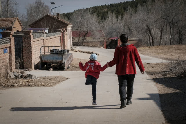 “妈妈，只要不疼，我这条腿就不要了”，女孩截肢后还想照顾妈妈