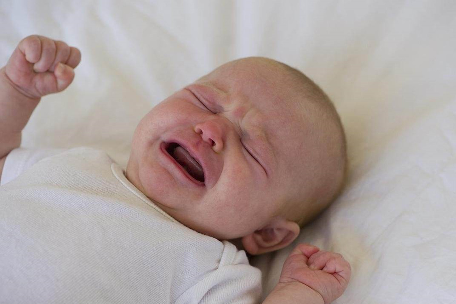 一个简单小动作让睡渣宝宝变睡神,宝宝夜醒频繁依赖母乳怎么办