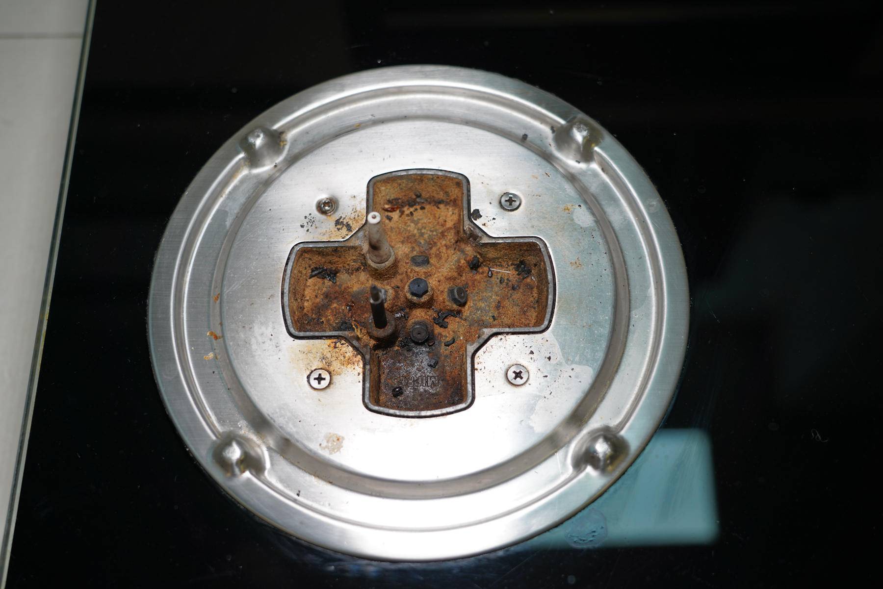 嵌入式燃气灶怎么防油污,嵌入式燃气灶如何选择炉头