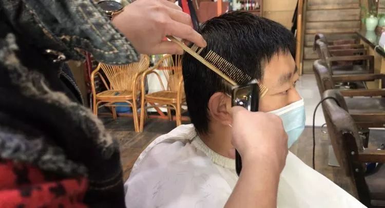 头发太长理发店不开门,头发太长去理发店找理发师剪头