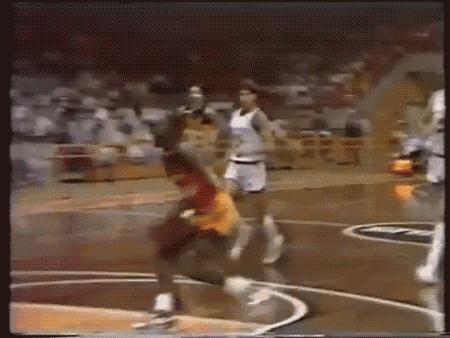 NBA有多少人曾扣碎篮板？奥胖不仅扣碎还拉倒篮架，一国人也做到