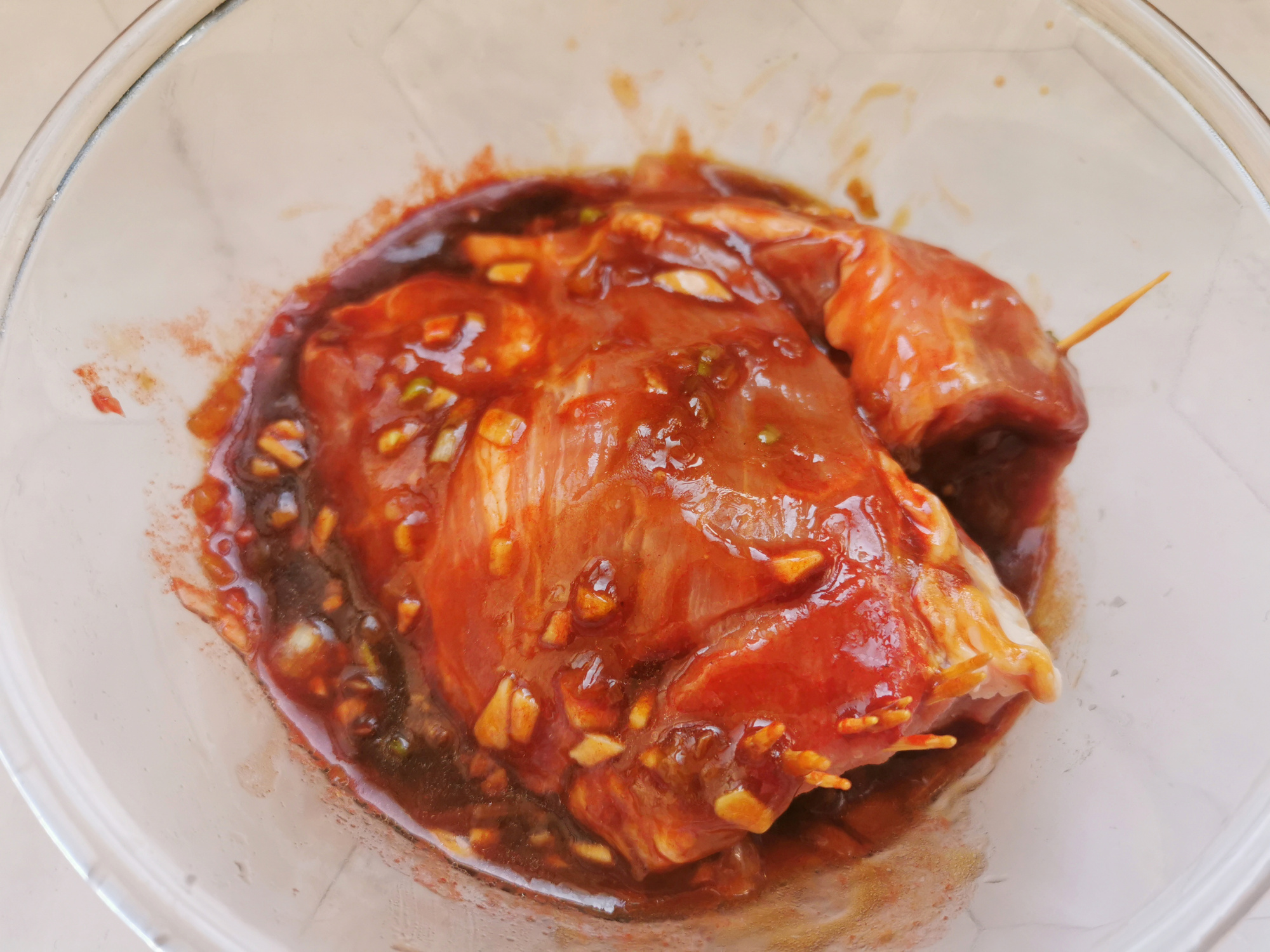 叉烧肉里的咸蛋黄怎么放进去的,咸蛋黄叉烧肉的家常电饭锅做法