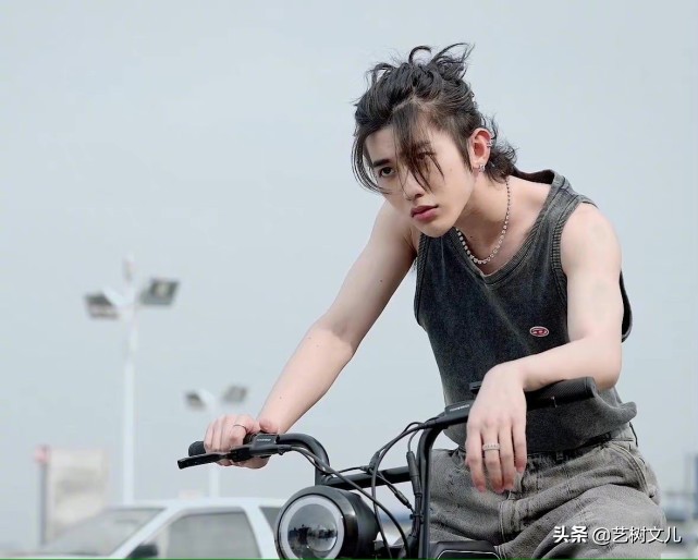 蔡徐坤受伤一点不慌展现硬汉风采,蔡徐坤再度回应p图