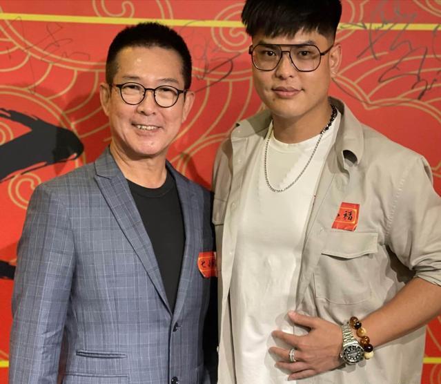 元彪携成家班惊喜现身为他庆生,元彪全家近照曝光