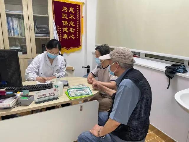 一年“纸上对白”，社区全科医生的暖心字条，让这对老夫妻看病更从容