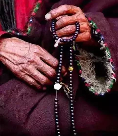 海黄手串盘着出现了黑点,海黄手串盘成黑球