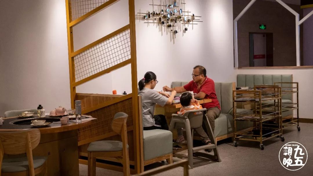 东莞首家火锅+烤肉一体涮就在万江家汇城，几百人排队等着吃