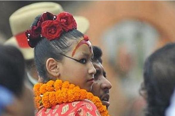 尼泊尔“活女神”双脚不能沾地,初潮就退位,无人敢娶