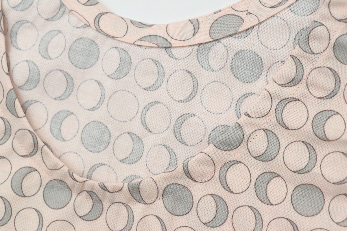 领口和领子的缝合方法,v领领口中间有三针平针缝合方法