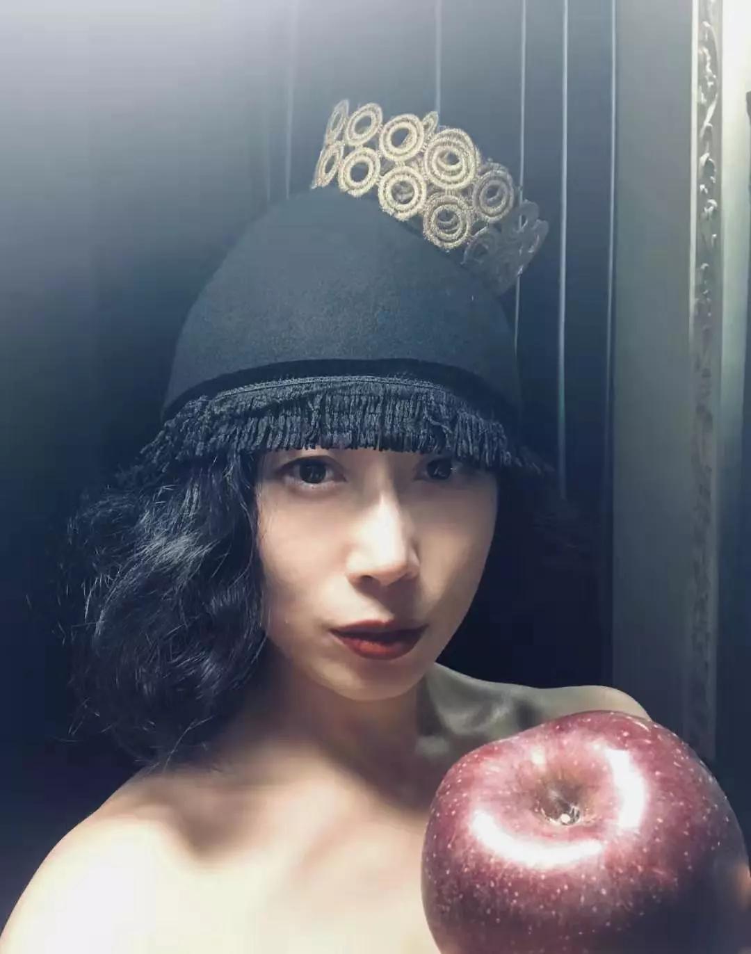 专访|“头大戴不下”怎么办？帽匠设计师Coco跟你聊帽子的学问