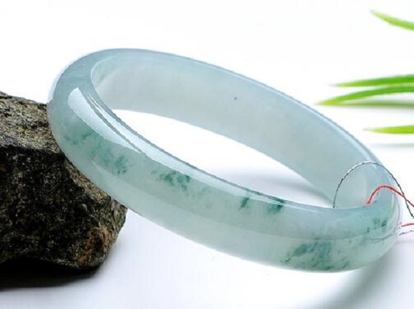 在国外购买翡翠真的靠谱吗,旅游买的翡翠是真是假