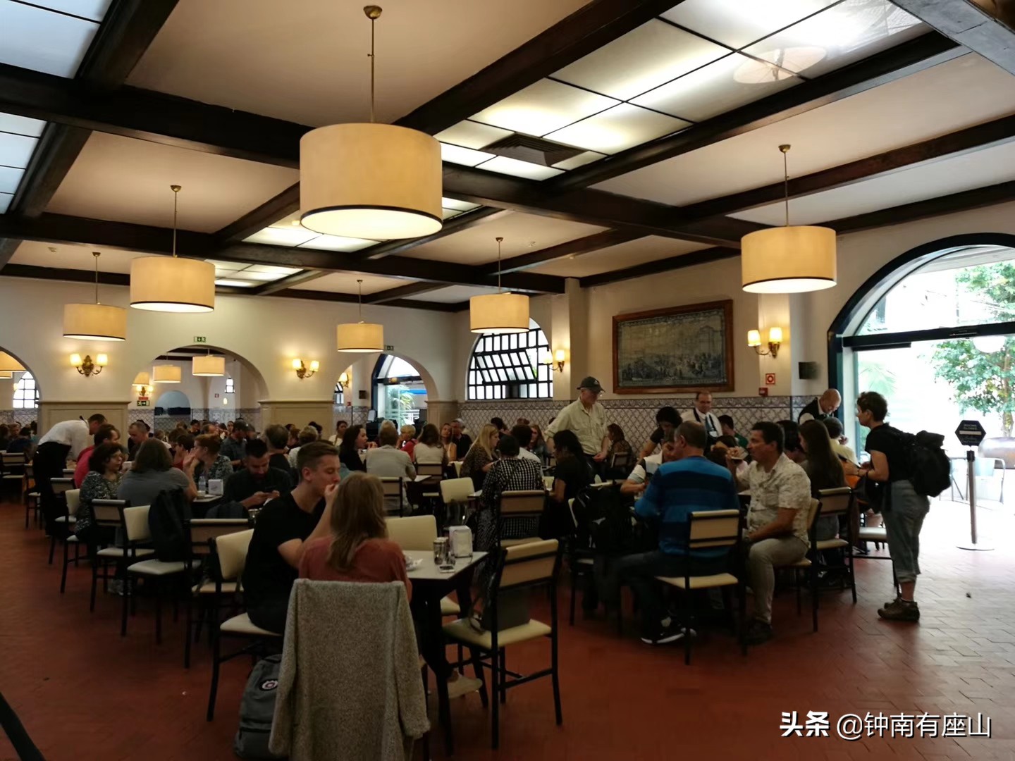 有人替你旅行,打卡世界上第一家蛋挞店