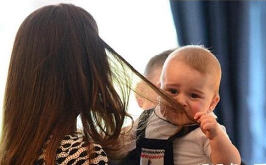 3个月宝宝薅妈妈头发是怎么回事,宝宝薅头发怎么正确引导