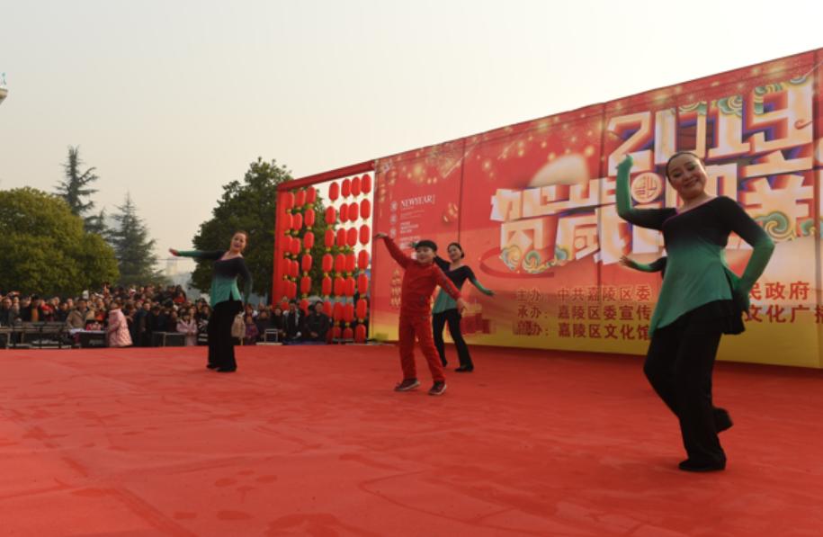 广元市老城小西街嘉陵广场,看看广场有多热闹