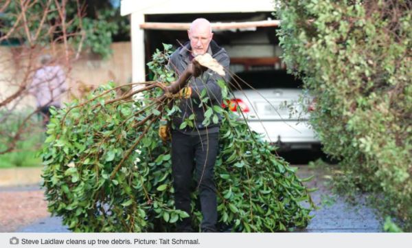 华人注意!恶劣天气警告!澳洲阿德南区疑遭龙卷风袭击,民宅被毁
