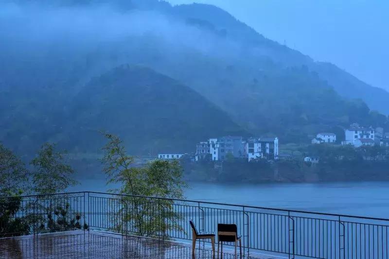 把千岛湖“装”进自家民宿，做了一个无敌湖景泳池，让无数人尖叫