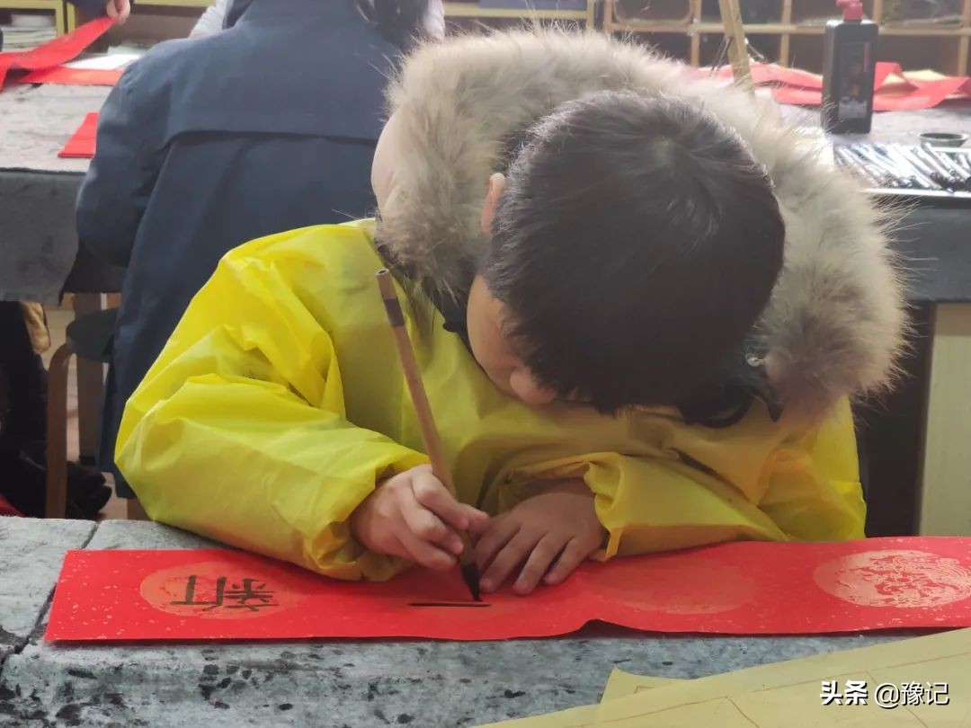 郑州一学校租300亩地教种地，不让家长改作业，也不让上补习班