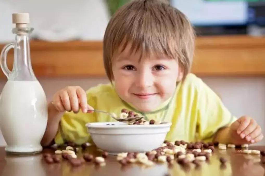 孩子老是喜欢赖床迟到怎么办,孩子赖床上学迟到怎么办