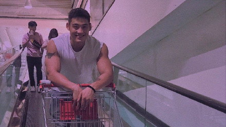 高颜值肌肉小奶狗秀肌肉,超高颜值小奶狗肌肉男