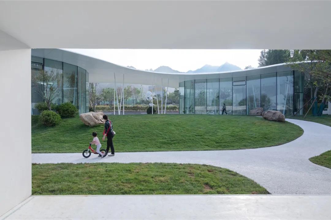 消隐在自然山水之中的四季花房丨青岛万科·四季草堂