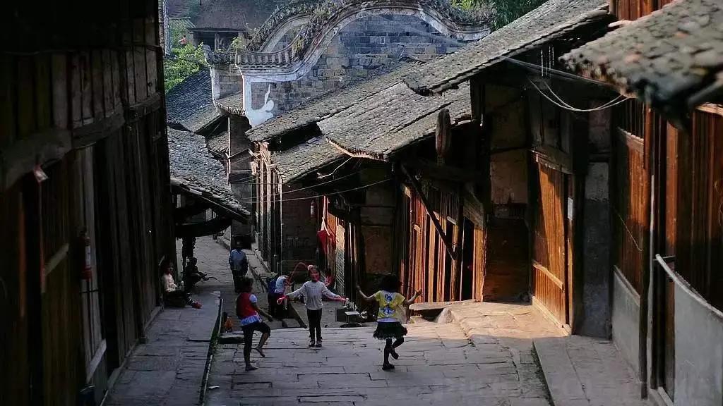 易江南犹古镇，乡土艺术气息，舌尖的美食风味