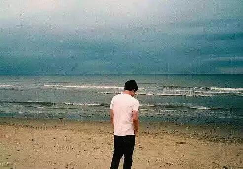 一个人有伤疤怎么安慰他,一个人的伤痛要怎么治愈