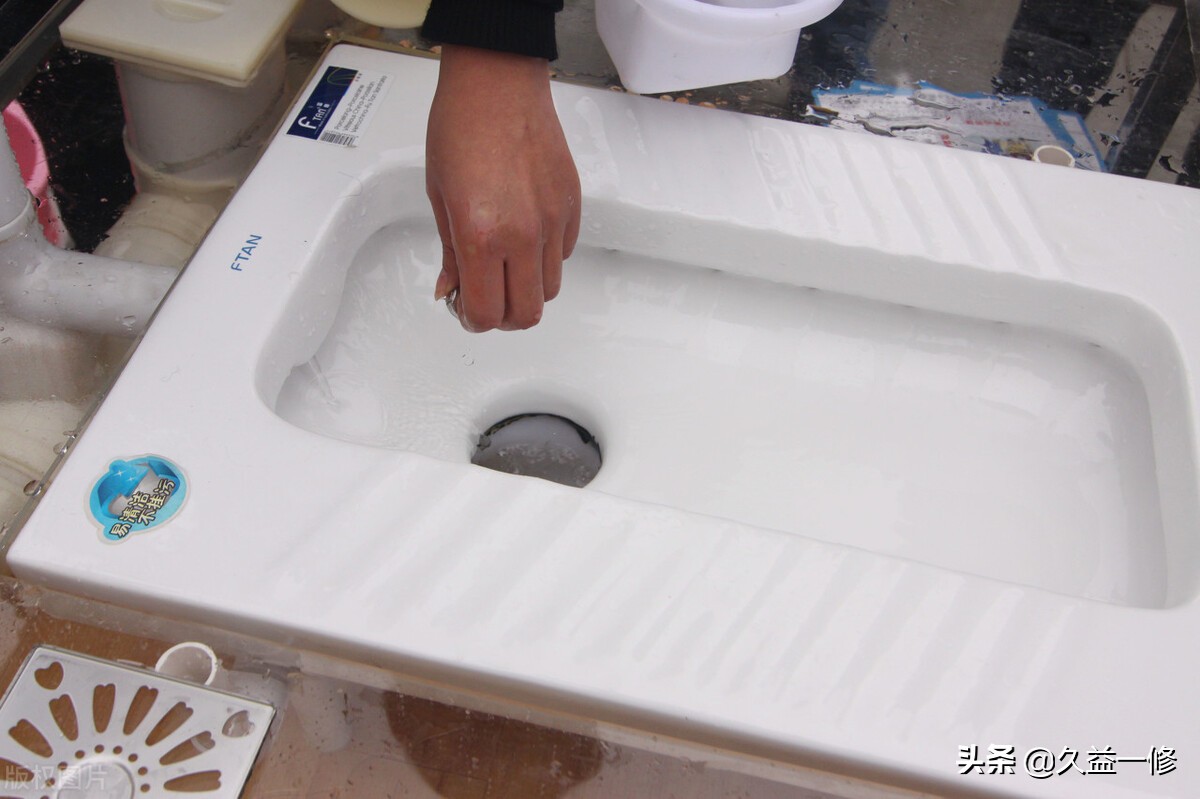 卫生间蹲便处向楼下渗水怎么维修,蹲便周围缝隙漏水怎么修