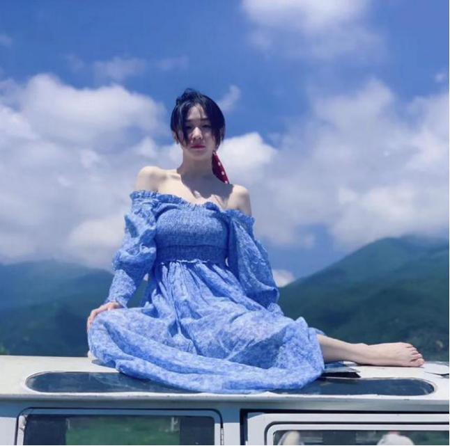 鞠婧祎荷叶边领泡泡袖短款上衣,有一种减龄叫鞠婧祎穿格子衣服