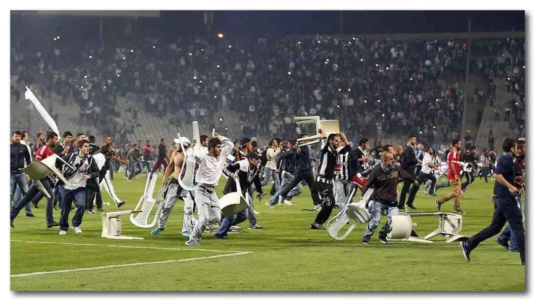 足球场上吐痰不怕滑铲弄到身上吗,为啥足球运动员吐痰