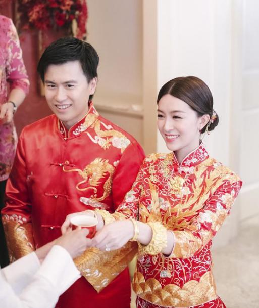 文咏珊结婚礼服,文咏珊身披抹胸鱼尾婚纱