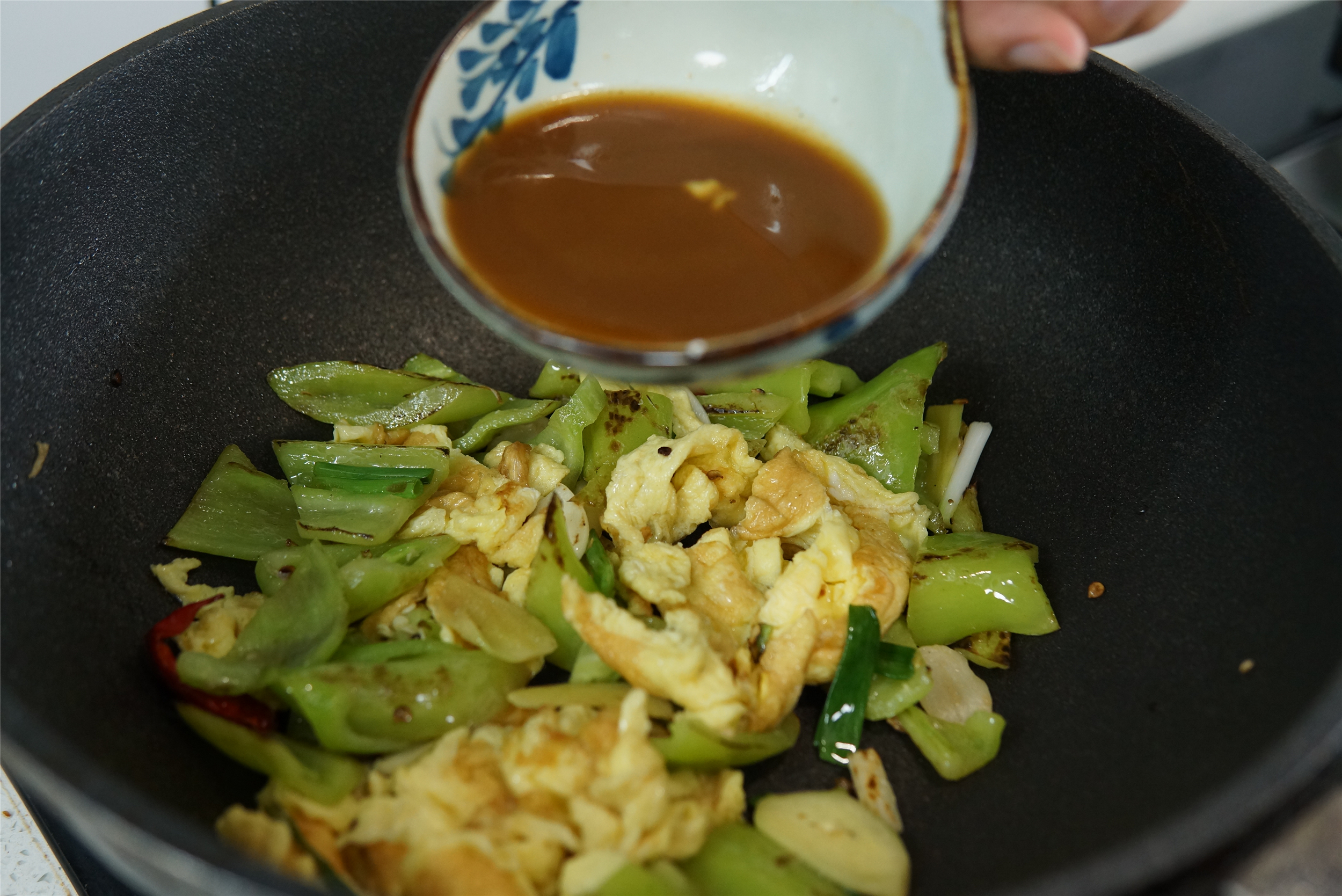 做辣椒炒鸡要不要焯水,做辣椒炒鸡蛋的过程