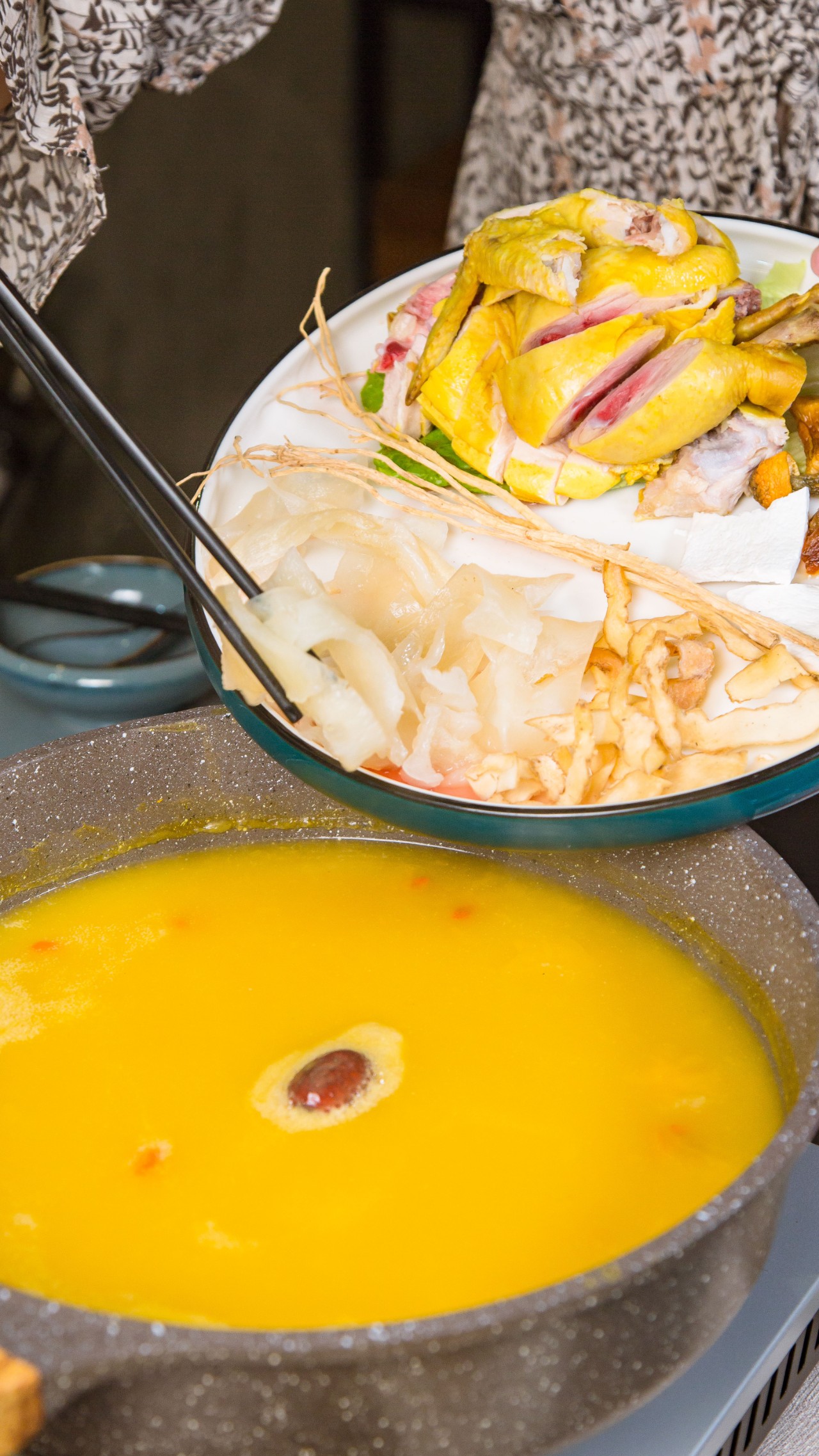 降温了适合吃点什么,一锅鲜香软嫩的花胶鸡火锅