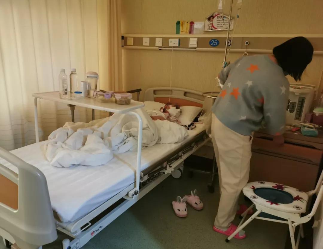 单亲妈妈不幸患白血病事件,与白血病抗争8年的女孩