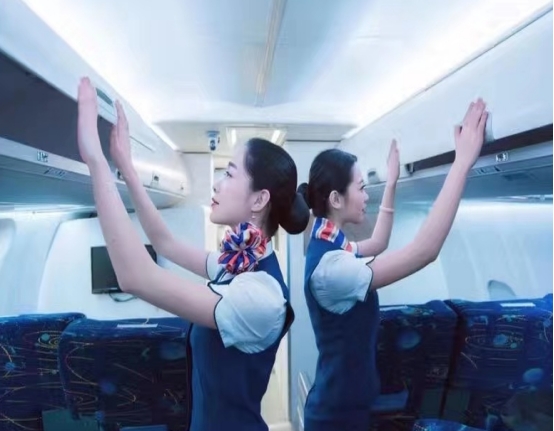 郑强谈空姐端茶倒水,郑强教授谈到空姐要研究生学历