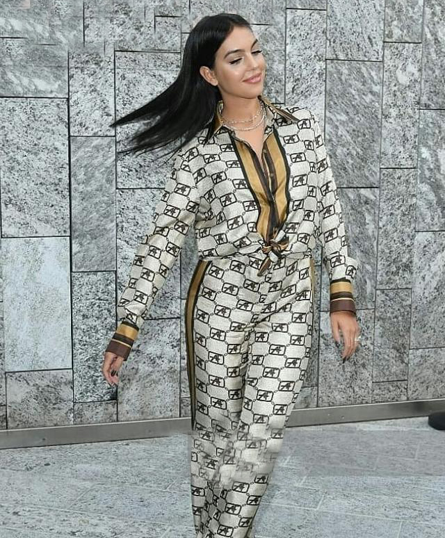 吴昕与C罗女友乔治娜竞艳，米兰时装周同穿阔腿裤，好看到炸