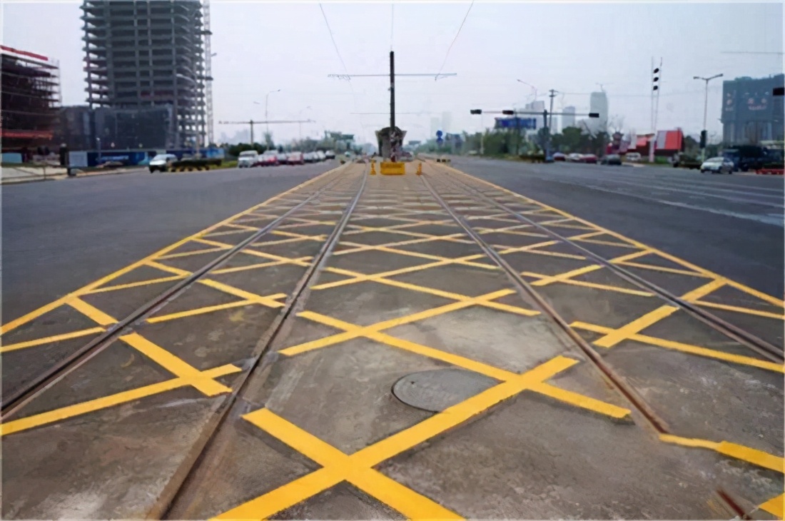 中间是虚线纵向减速标线可变道吗,车道纵向减速标线可以变道吗