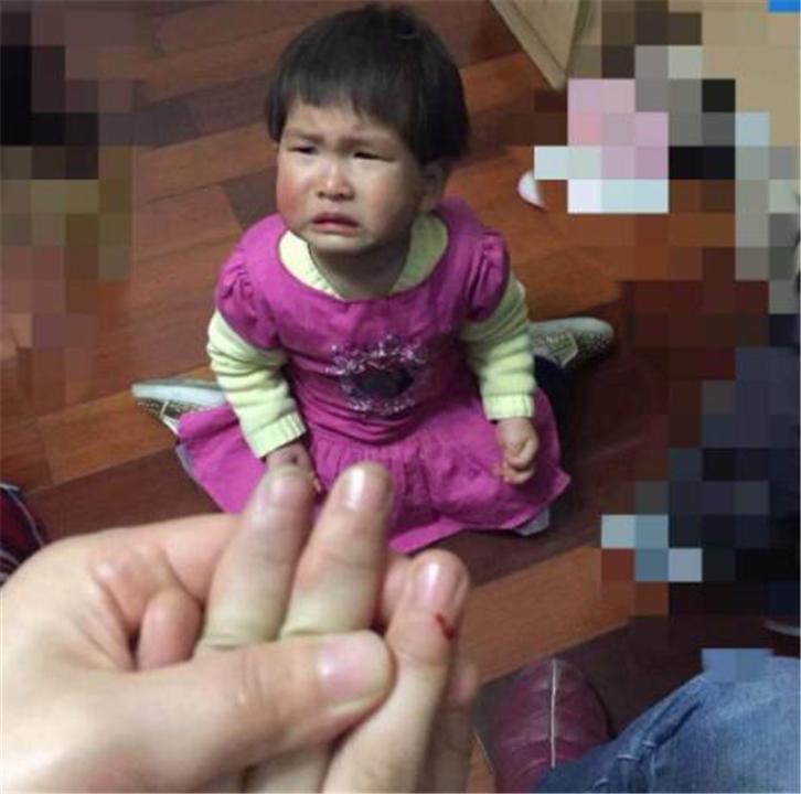 弟弟太顽皮,天天“欺负”姐姐,妈妈却不理会,网友:该打了