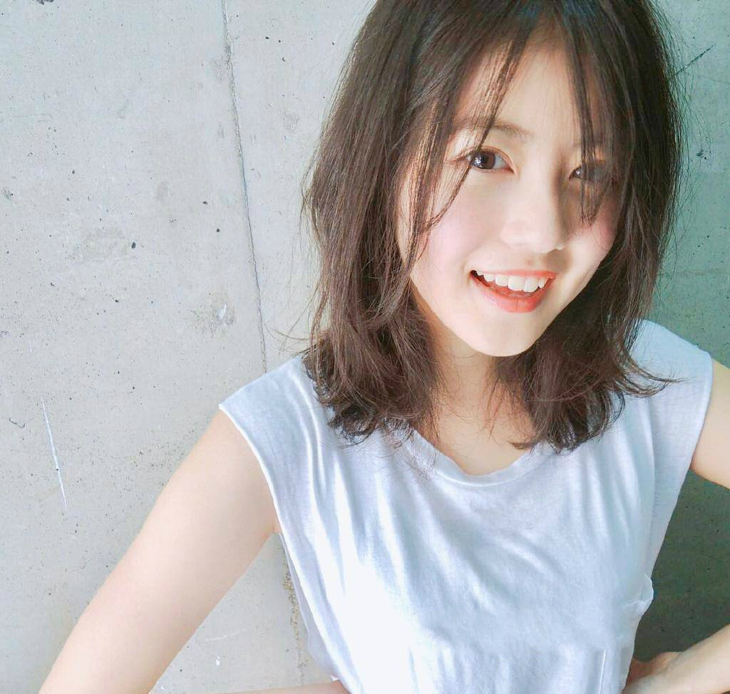 适合圆脸的中分发型,比较适合圆脸的中分发型