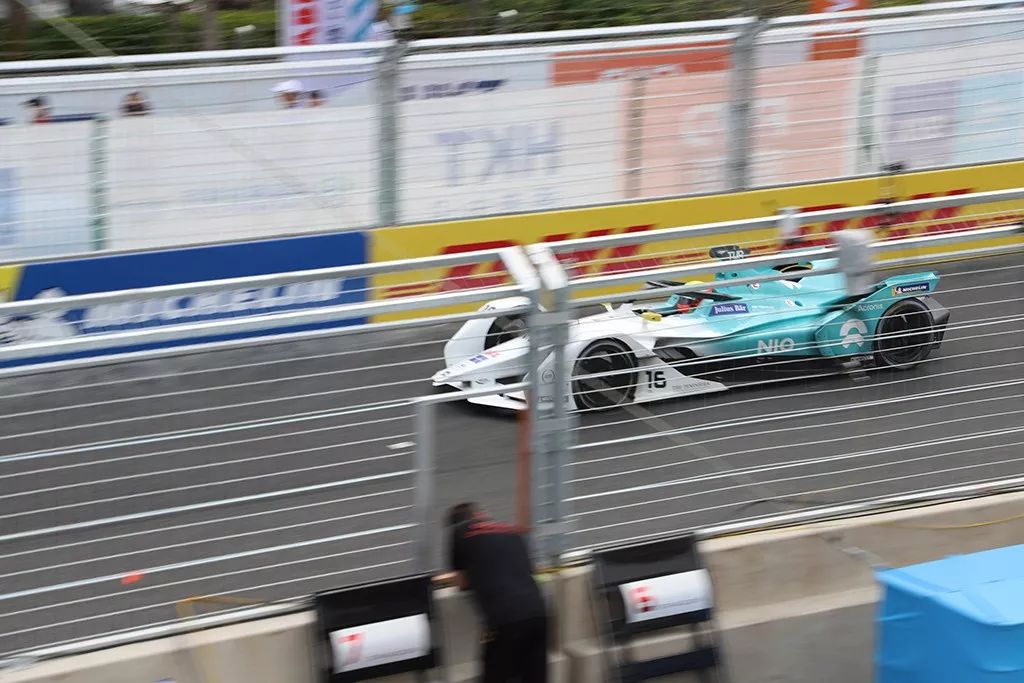 这车空间窄、没空调，只能躺着开，为啥一群男人都想开？