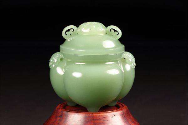 市价二三百块钱的玉镯是真玉石吗,克价超过黄金的文玩